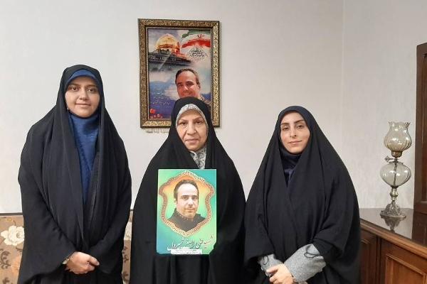 دیدار مشاور امور بانوان موزه ملی انقلاب اسلامی و دفاع مقدس با مادر شهید «علی اصغرشیردل»